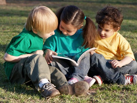 groupe-d-enfants-avec-le-livre-11173216